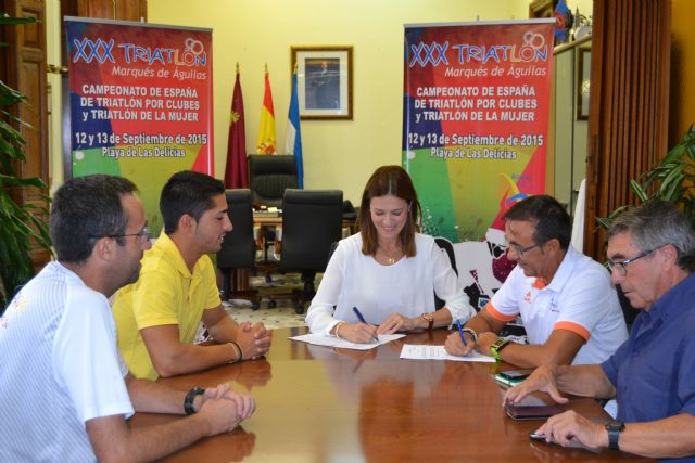 El Ayuntamiento y la Federación Española de Triatlón firman un convenio de colaboración - 1, Foto 1