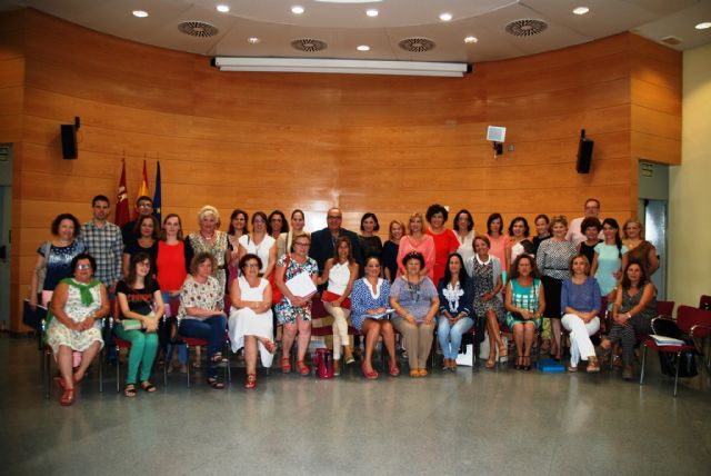 La Concejal de Servicios Sociales asiste a una reunión convocada por el Gobierno Regional para tratar el tema de los refugiados sirios - 1, Foto 1