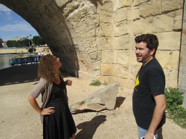 Ahora Murcia exige medidas urgentes ante la caída de un enorme pedrusco del puente viejo - 1, Foto 1