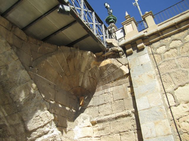 Ahora Murcia exige medidas urgentes ante la caída de un enorme pedrusco del puente viejo - 2, Foto 2