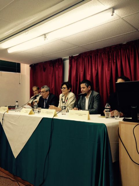 La presidenta de la Asamblea reivindica la figura del docente y la apuesta de todos por el éxito escolar - 1, Foto 1