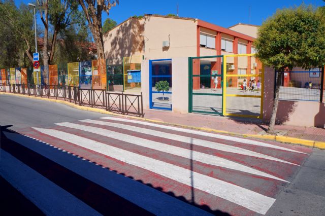 El Ayuntamiento torreño mejora la señalización horizontal de los accesos a los centros docentes - 1, Foto 1