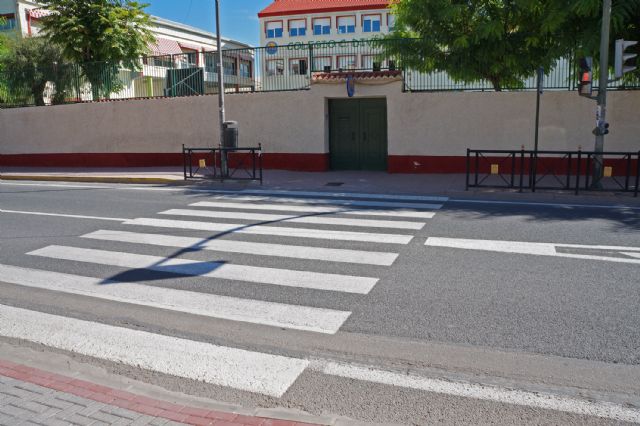 El Ayuntamiento torreño mejora la señalización horizontal de los accesos a los centros docentes - 2, Foto 2