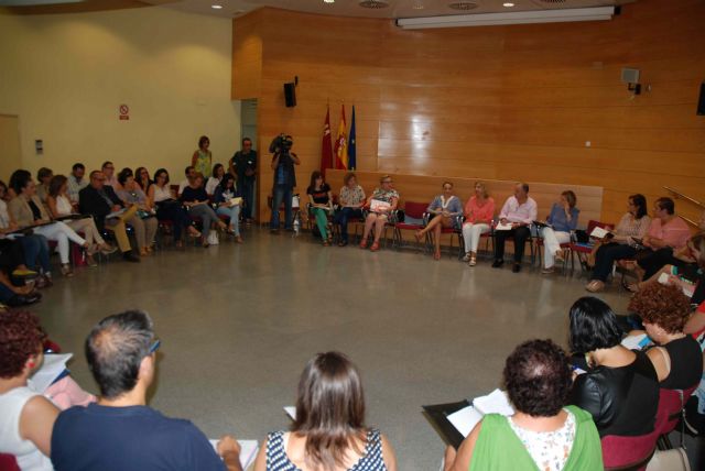 La concejal caravaqueña de Servicios Sociales asiste a la reunión con el Gobierno autonómico para abordar la acogida de refugiados - 1, Foto 1