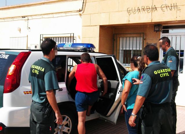La Guardia Civil detiene a una decena de personas por la sustracción de almendra en fincas de la Región - 4, Foto 4