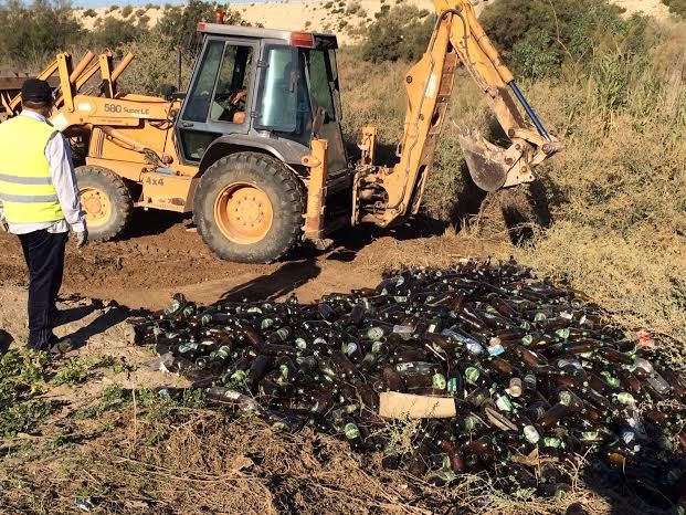Retiran miles de envases de vidrio que habían sido depositados de forma clandestina en un paraje junto al río Guadalentín, Foto 2