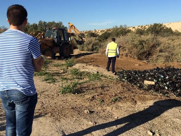 Retiran miles de envases de vidrio que habían sido depositados de forma clandestina en un paraje junto al río Guadalentín, Foto 3