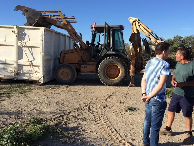 Retiran miles de envases de vidrio que habían sido depositados de forma clandestina en un paraje junto al río Guadalentín, Foto 4