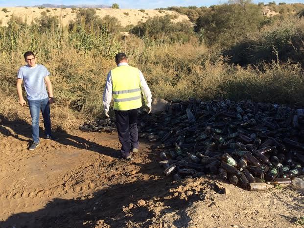 Retiran miles de envases de vidrio que habían sido depositados de forma clandestina en un paraje junto al río Guadalentín - 5, Foto 5