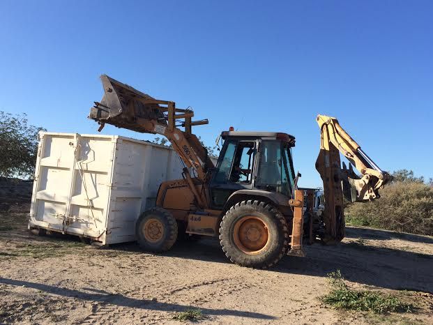 Retiran miles de envases de vidrio que habían sido depositados de forma clandestina en un paraje junto al río Guadalentín, Foto 6