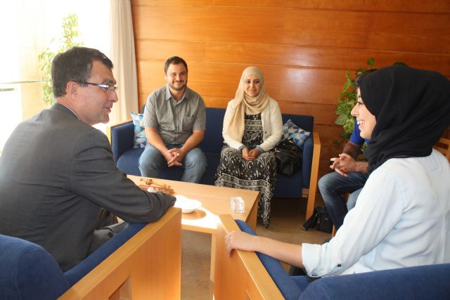 Hajar Koudad explica a Ballesta su compromiso por la integración de todos los vecinos en Los Rosales - 1, Foto 1