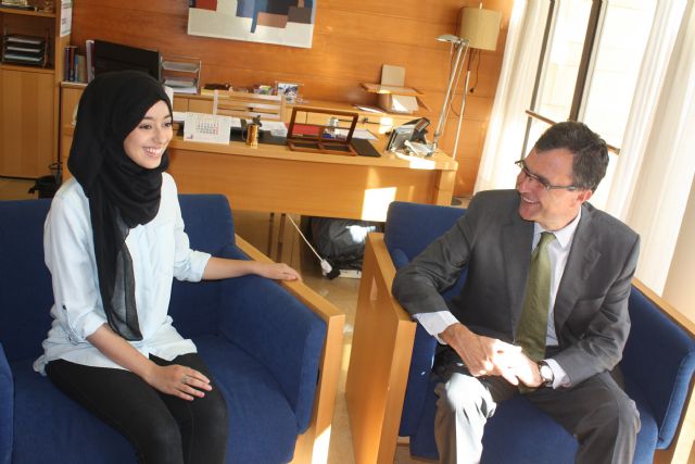 Hajar Koudad explica a Ballesta su compromiso por la integración de todos los vecinos en Los Rosales - 2, Foto 2