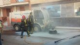 Se incendia una barredora del servicio de limpieza viaria por un cortocircuito y obliga a la intervención de los efectivos de emergencias