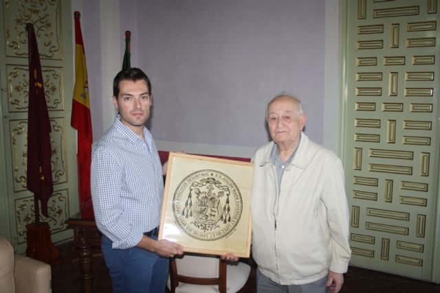El Cronista Oficial de la Ciudad, Abraham Ruiz Jiménez, dona al Ayuntamiento de Cehegín el Escudo Episcopal de Don José María Caparrós y López - 1, Foto 1