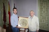 El Cronista Oficial de la Ciudad, Abraham Ruiz Jiménez, dona al Ayuntamiento de Cehegín el Escudo Episcopal de Don José María Caparrós y López
