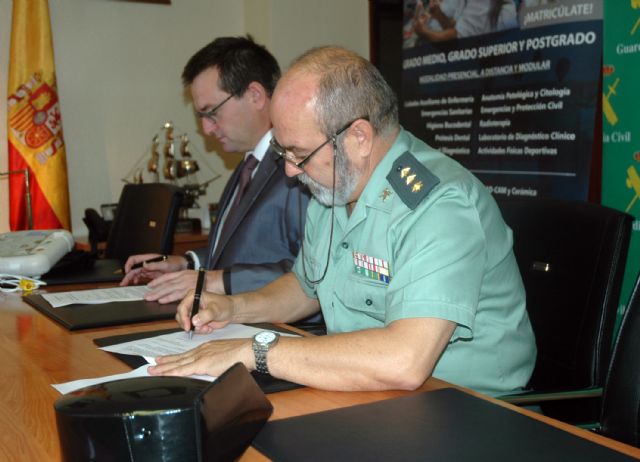 El Instituto Claudio Galeno y la Guardia Civil firman un acuerdo para formar a los efectivos del Cuerpo en el uso del desfibrilador - 1, Foto 1