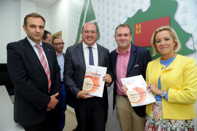 El periodista agrario Francisco Seva entrega al Presidente  de la Región de Murcia, Pedro Antonio Sánchez, el libro limón y pomelo trasladándole la gran importancia de ambos cítricos - 1, Foto 1