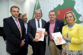 El periodista agrario Francisco Seva entrega al Presidente  de la Región de Murcia, Pedro Antonio Sánchez, el libro limón y pomelo trasladándole la gran importancia de ambos cítricos