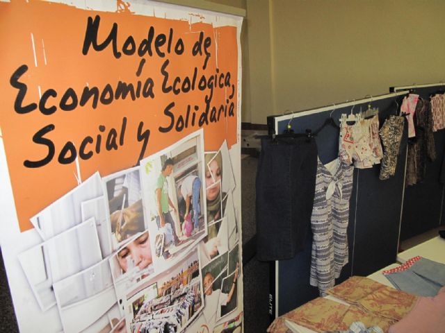Costura y reciclaje de prendas en un taller para la integración social - 3, Foto 3