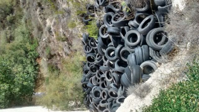 El PSOE exige al PP la eliminación del vertedero ilegal de neumáticos que existe en la Rambla del Estrecho - 1, Foto 1