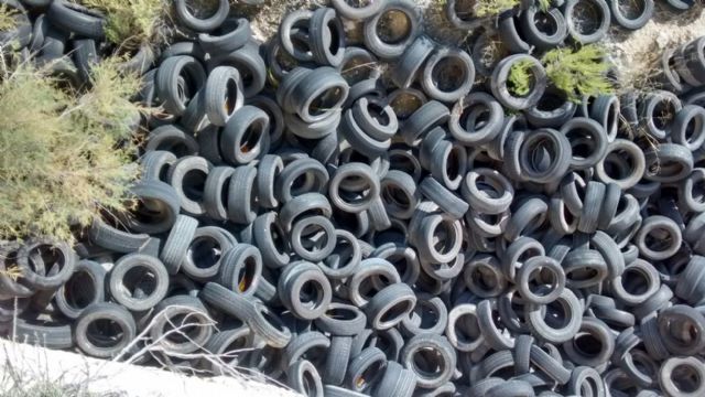 El PSOE exige al PP la eliminación del vertedero ilegal de neumáticos que existe en la Rambla del Estrecho - 2, Foto 2