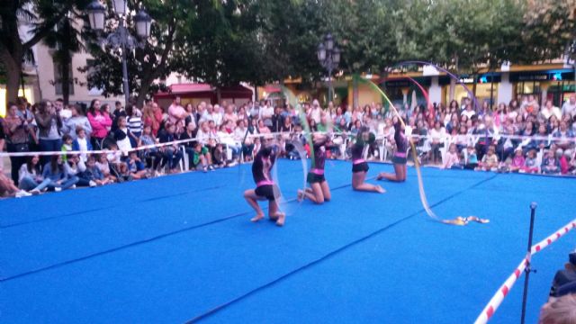 41 jóvenes gimnastas lorquinas deleitaron a las más de 500 personas que se concentraron en la Plaza de Calderón con una exhibición de Gimnasia Rítmica - 1, Foto 1