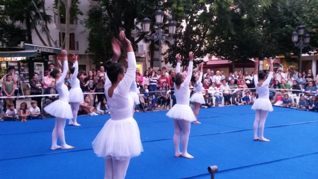 41 jóvenes gimnastas lorquinas deleitaron a las más de 500 personas que se concentraron en la Plaza de Calderón con una exhibición de Gimnasia Rítmica - 2, Foto 2