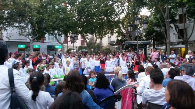 41 jóvenes gimnastas lorquinas deleitaron a las más de 500 personas que se concentraron en la Plaza de Calderón con una exhibición de Gimnasia Rítmica - 3, Foto 3