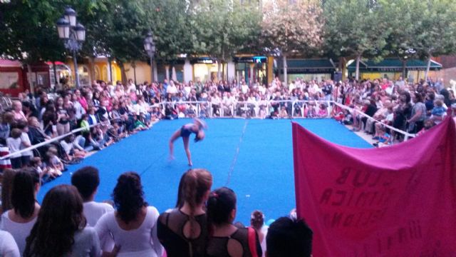 41 jóvenes gimnastas lorquinas deleitaron a las más de 500 personas que se concentraron en la Plaza de Calderón con una exhibición de Gimnasia Rítmica - 4, Foto 4