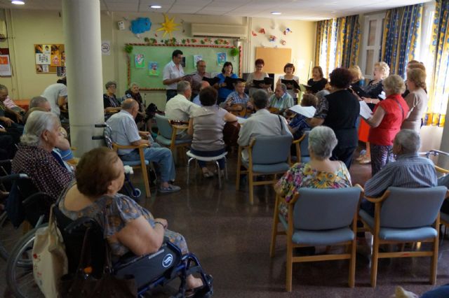 Los usuarios de la residencia geriátrica municipal celebran el Día de las Personas Mayores con la Rondalla local - 1, Foto 1