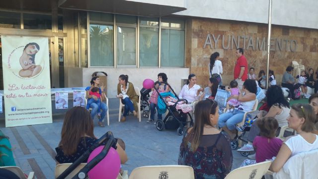 Un grpo de madres reivindica la lactancia materna en un acto público - 1, Foto 1