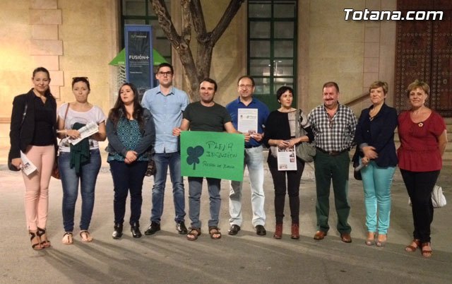 El Ayuntamiento de Totana se iluminó de verde por la #Plenainclusión de las personas con discapacidad intelectual, Foto 2