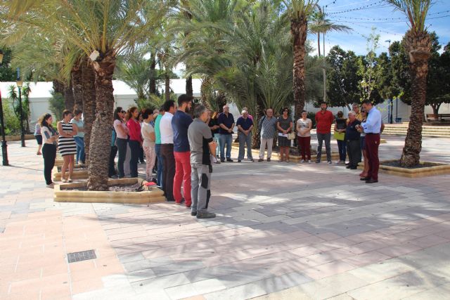 El Ayuntamiento de Alhama se suma al minuto de silencio por la mujer asesinada en Beniel, Foto 1