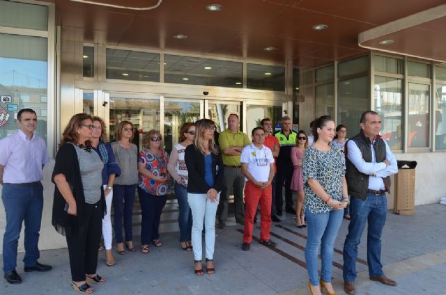 Minuto de silencio en el Ayuntamiento de San Javier por la muerte de una mujer a manos de su marido, ayer en Beniel - 1, Foto 1