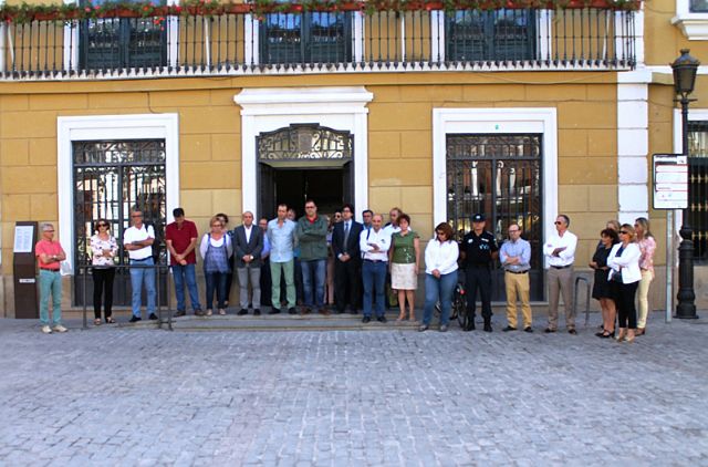 Concejales y funcionarios encabezados por el alcalde expresan su repulsa por la mujer asesinada en Beniel - 1, Foto 1