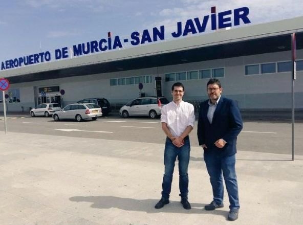 Antonio Murcia, acompaña al portavoz en la Asamblea Regional, Miguel Sánchez, en su visita al Aeropuerto de San Javier - 1, Foto 1