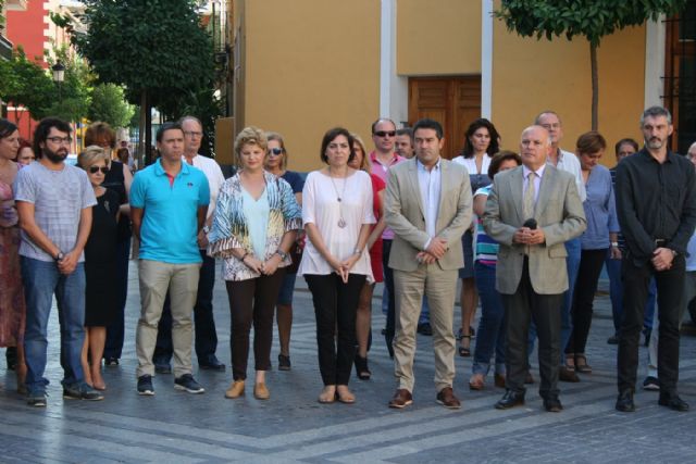 Alcantarilla mostró su condolencia y condena por el presunto caso de violencia de género ocurrido ayer en Beniel, con un minuto de silencio - 1, Foto 1