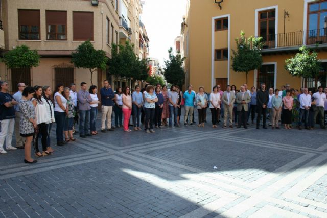 Alcantarilla mostró su condolencia y condena por el presunto caso de violencia de género ocurrido ayer en Beniel, con un minuto de silencio - 2, Foto 2