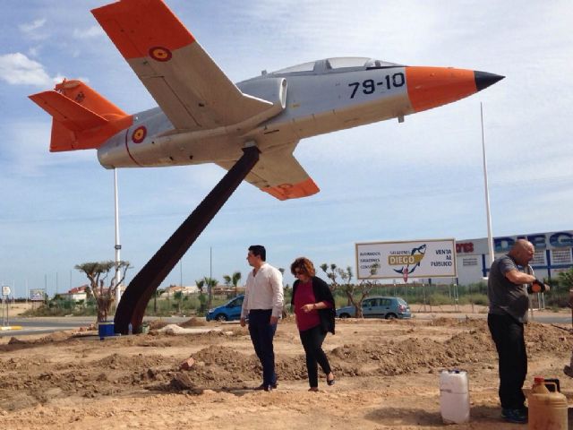 El Ayuntamiento mejora la estética de la rotonda del avión que pasa a ser municipal - 1, Foto 1
