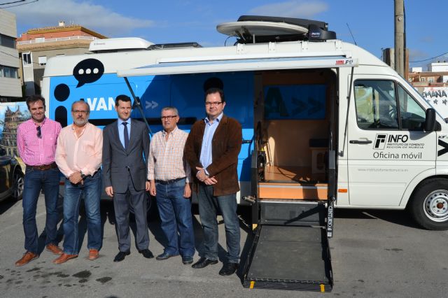 La oficina móvil del INFO atiende a una veintena de empresarios en San Pedro del Pinatar - 1, Foto 1