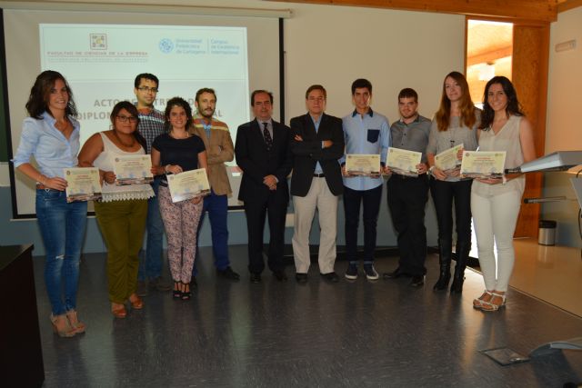 Entregan diplomas a la primera promoción del grado bilingüe en ADE - 1, Foto 1