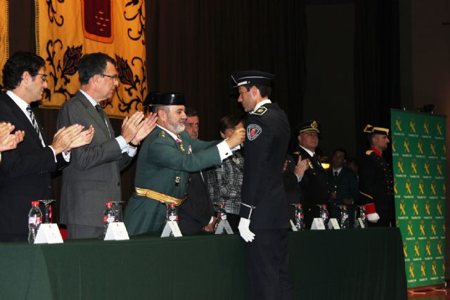 El agente de Policía Local de Puerto Lumbreras José Manuel Vico recibe la Cruz al Mérito de la Orden de la Guardia Civil - 3, Foto 3