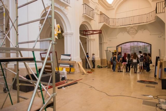 Los alumnos de Bellas Artes de la Universidad de Murcia visitan el montaje de la exposición de FOD en la Sala Verónicas - 1, Foto 1