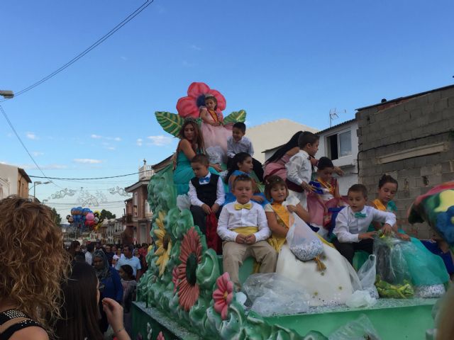 El desfile de carrozas llena de colorido las fiestas en honor a la Virgen del Pilar 2015 - 1, Foto 1