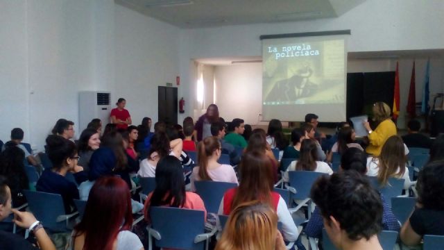 Alumnos de bachiller se suman a la iniciativa Una ciudad un libro y trabajan sobre El juego de la oca - 1, Foto 1