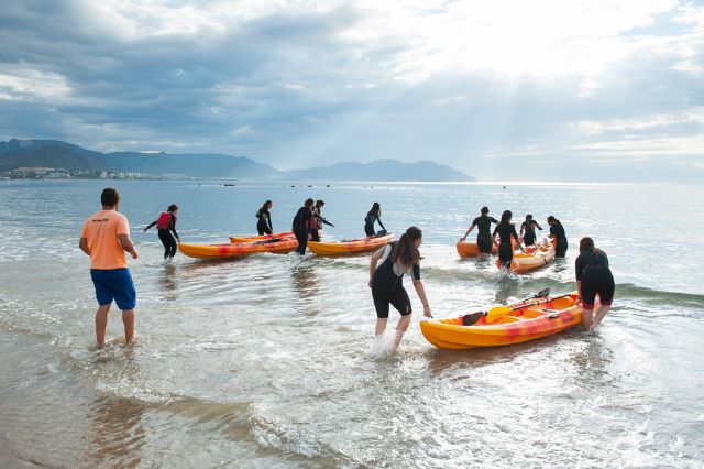La Escuela Bahía Surf inicia a estudiantes de secundaria en la práctica de deportes acuáticos - 1, Foto 1