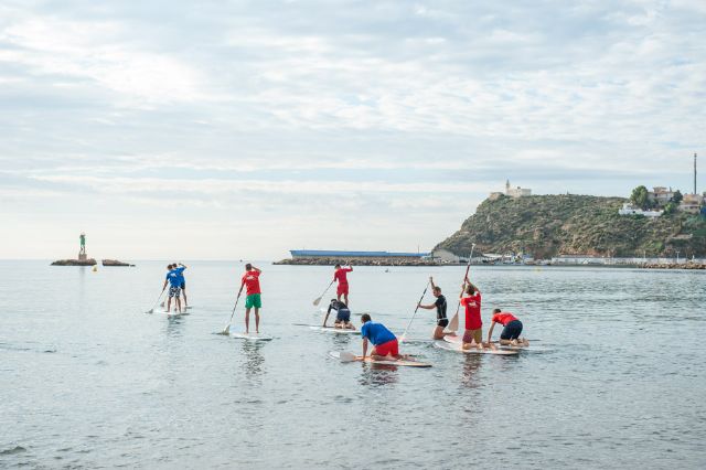La Escuela Bahía Surf inicia a estudiantes de secundaria en la práctica de deportes acuáticos - 2, Foto 2