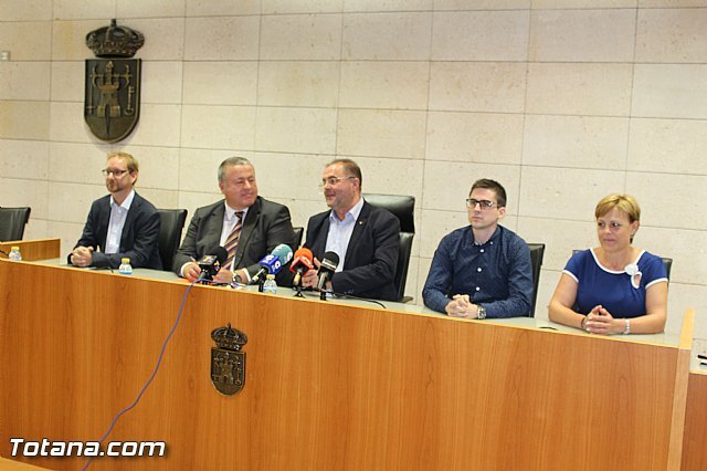 The mayor and members of municipal government interviewing the Minister of Public Works and Infrastructure, Foto 2