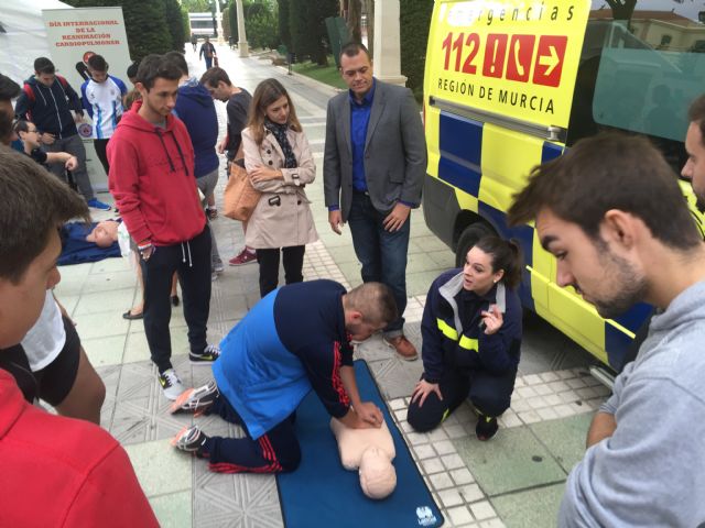 Cientos de lorquinos pueden aprender esta mañana en la Alameda de la Constitución de Lorca cómo salvar vidas solo con sus manos - 1, Foto 1
