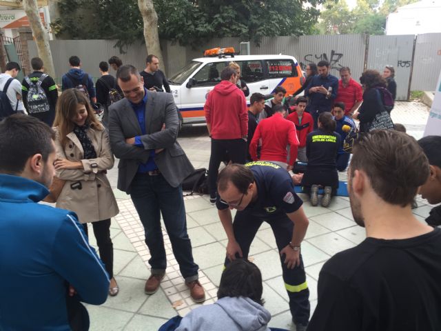 Cientos de lorquinos pueden aprender esta mañana en la Alameda de la Constitución de Lorca cómo salvar vidas solo con sus manos - 2, Foto 2